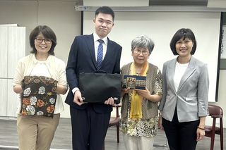 日籍律師在台掉父親遺物  因城市科大名片尋回