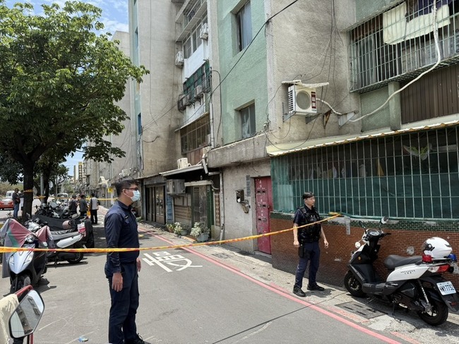 高雄2男債務談判持刀磚互毆 5樓打到1樓1人傷重 | 華視新聞