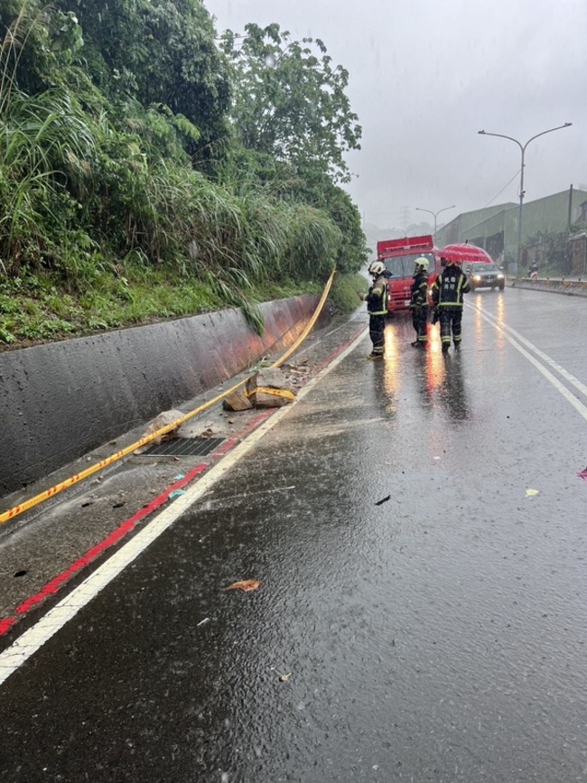 桃園龜山大雨釀土石坍方 機車騎士自摔輕傷 | 華視新聞