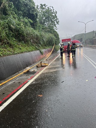 桃園龜山大雨釀土石坍方 機車騎士自摔輕傷