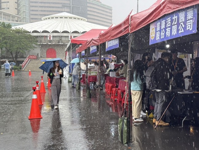 輔大就業博覽會  航空公司也設攤徵空服員 | 華視新聞