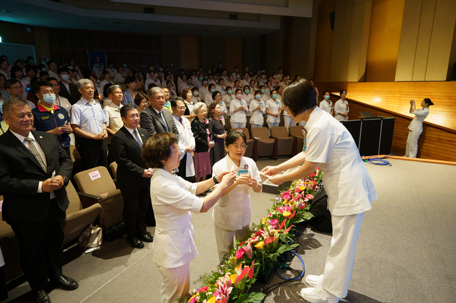 慶祝國際護師節  台中榮總5月起加薪留才 | 華視新聞