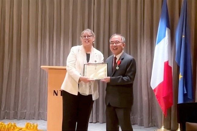 深化台法交流 台大校長陳文章獲法榮譽軍團騎士勳章 | 華視新聞