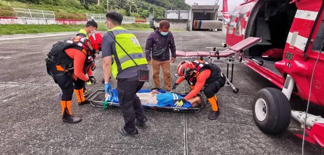 屏東船長蘭嶼外海捕魚疑中風  空勤直升機助送醫 | 華視新聞
