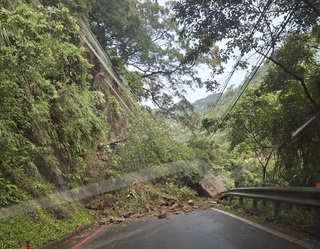 三峽北111縣道部分路段土石崩落  雙向無法通行
