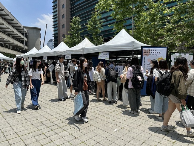 中山醫大醫療科技博覽會 50企業產學交流 | 華視新聞