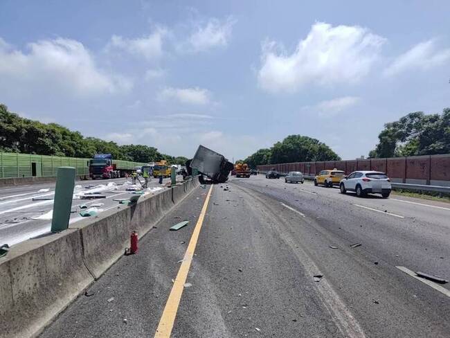 大貨車疑爆胎撞護欄  國3苑裡段雙向受波及 | 華視新聞