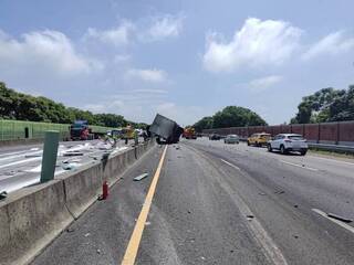 大貨車疑爆胎撞護欄  國3苑裡段雙向受波及