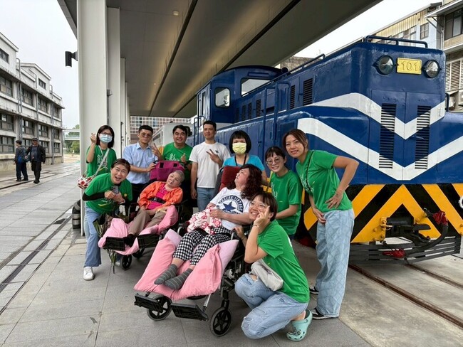 創世苗栗院母親節獻禮  植物人家庭郊遊樂 | 華視新聞