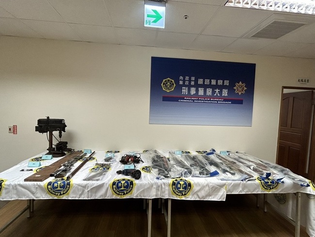 基隆男網路自學自購改槍 鐵警局破獲地下兵工廠 | 華視新聞