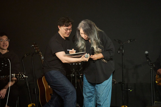 陳小霞睽違14年開唱 陳奕迅驚喜現身討簽名送飛吻 | 華視新聞