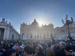 十萬群眾湧入爭睹新教宗  人選爆冷門狂查手機