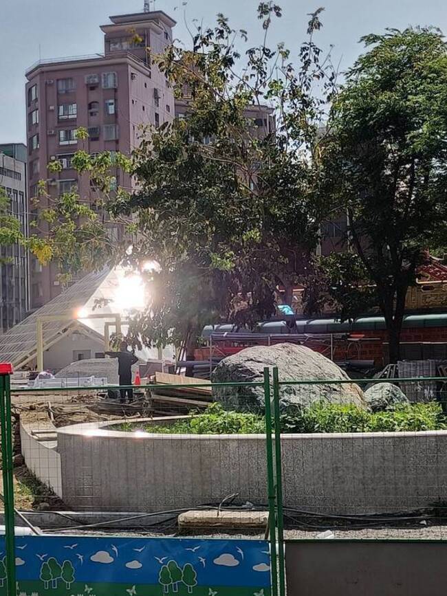 嘉義市義昌公園玻璃金字塔反光  四周住戶抗議 | 華視新聞