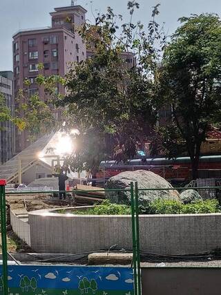 嘉義市義昌公園玻璃金字塔反光  四周住戶抗議