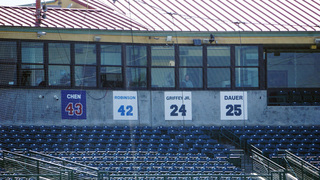 陳金鋒球衣背號高掛美國球場  台灣小將同感榮耀