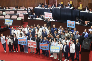 立院三讀增國定假日 藍委：民生優先