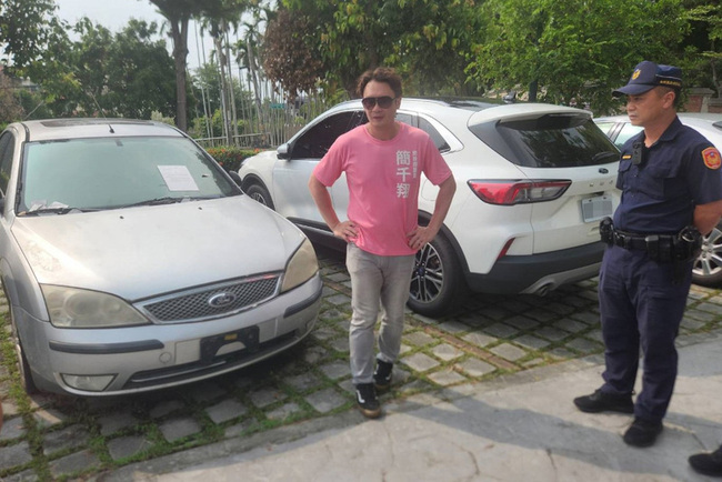 南投無牌車占公共停車場 警方追查車籍並公告認領 | 華視新聞