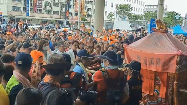 白沙屯媽祖停駕童綜合醫院  家屬信眾參拜 | 華視新聞