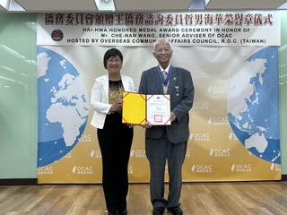 僑領王哲男多次促成台日高層會談 獲頒海華榮譽章