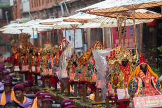 金門雨中迎城隍  藝陣信眾遶境熱情不減