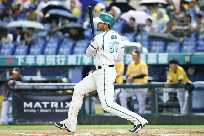 魔鷹連4戰開轟 超前2分砲助雄鷹擊退兄弟 | 華視新聞