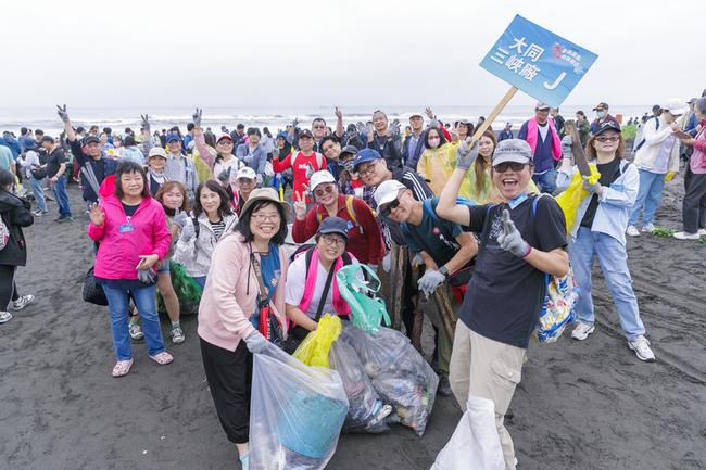 大同響應環境保護  總經理沈柏延率領員工淨灘 | 華視新聞