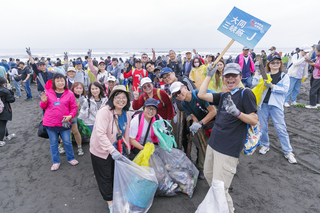 大同響應環境保護  總經理沈柏延率領員工淨灘