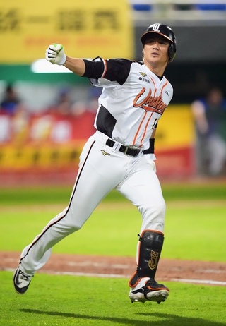 陳鏞基敲追平轟 獅隊花蓮主場延長賽10局勝悍將
