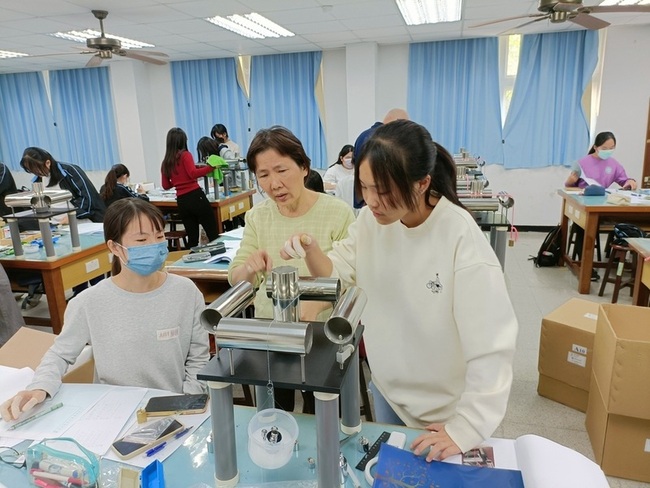 鼓勵女性投入科學研究 高中女校巡訪1600生參與 | 華視新聞