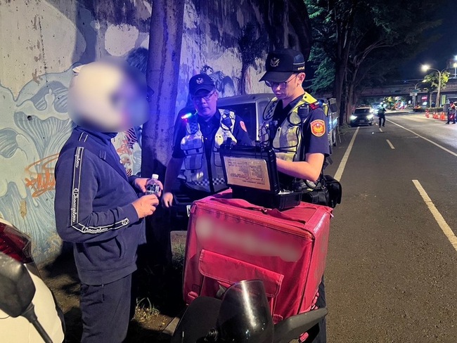 台南男酒後跑外送 擬闖路檢點遭警攔阻告發 | 華視新聞