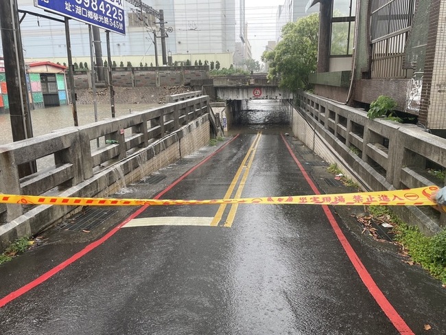 竹縣大雨  湖口、新豐共3處積水約30公分暫封閉 | 華視新聞
