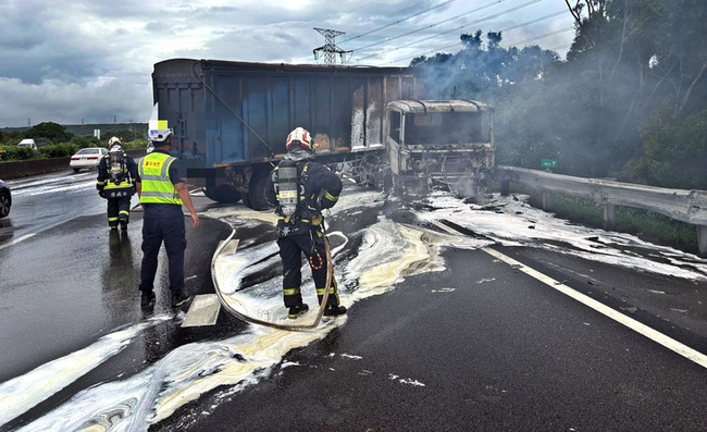 國3北上龍井路段火燒車  半小時後撲滅 | 華視新聞