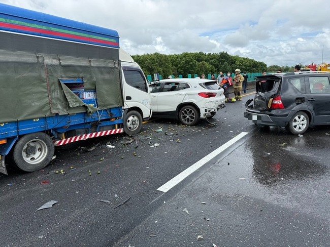 國1台南段6車疑追撞 母女3人受傷送醫 | 華視新聞