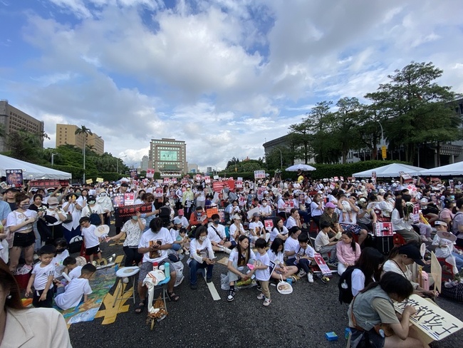 剴剴案收集逾8萬份陳情書 將送政府籲提升兒少保護 | 華視新聞