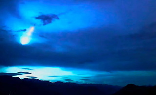 火流星劃夜空  阿里山風景區即時影像精彩記錄