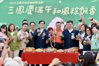 陳其邁三鳳中街包粽  不忘叮嚀下屆市長爭取預算