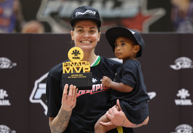 WSBL國泰締造15連霸 凱拉蟬聯FMVP高呼愛台灣 | 華視新聞