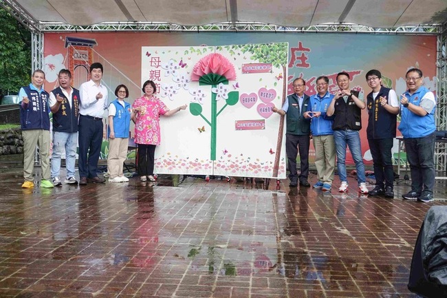 南庄桐花音樂節揭幕  超大張母親節卡片吸睛 | 華視新聞