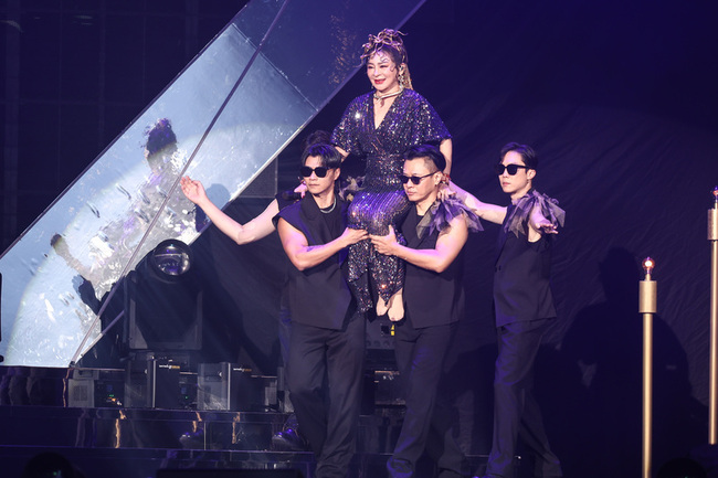 王彩樺登高雄藍寶石演唱會  迎駕白沙屯媽祖哭了 | 華視新聞