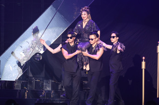 王彩樺登高雄藍寶石演唱會  迎駕白沙屯媽祖哭了