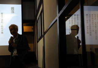 向陽在寫詩與編輯台之間 煎熬但快樂