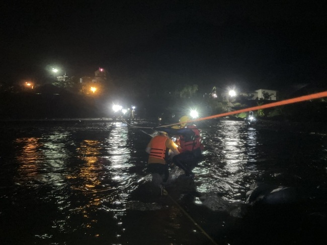 花蓮豐濱八里灣溪暴漲  23名山友受困全數獲救 | 華視新聞