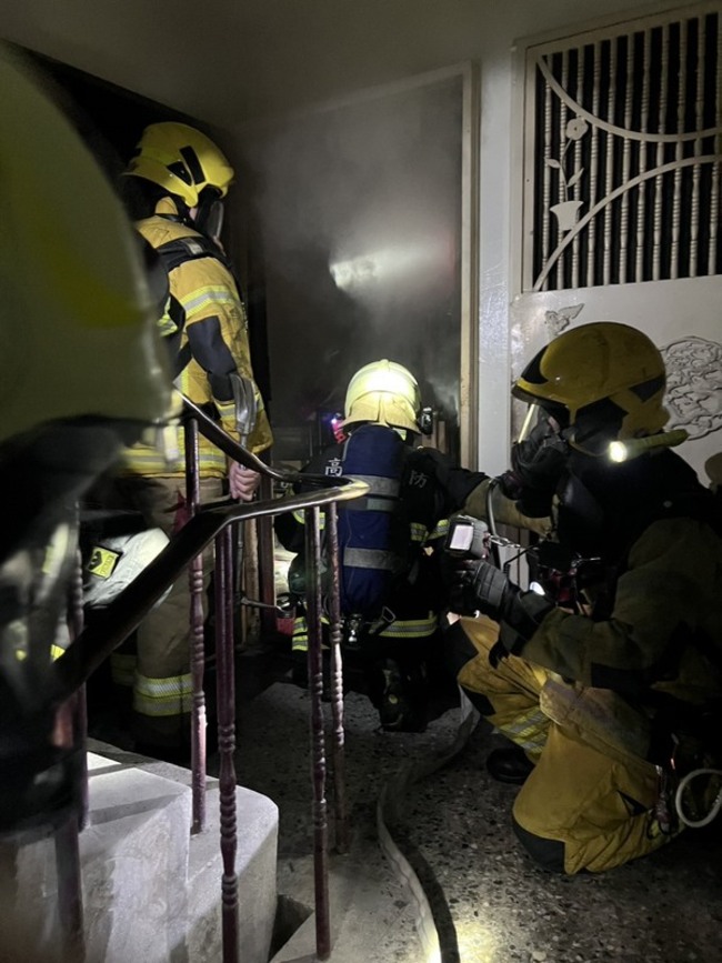 高雄鳳山5層樓公寓深夜惡火  父子送醫搶救不治 | 華視新聞