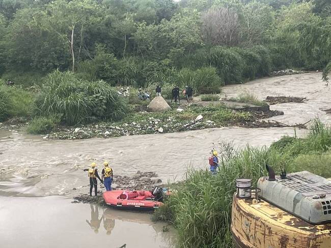 台中溪水暴漲13移工受困沙洲 警消船艇救援脫困 | 華視新聞