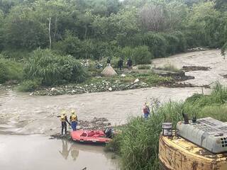 台中溪水暴漲13移工受困沙洲 警消船艇救援脫困