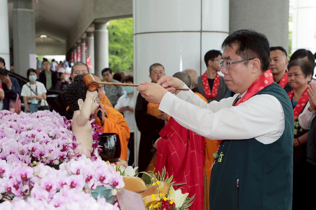 佛光山永華市政中心辦浴佛典禮 黃偉哲盼帶來正能量 | 華視新聞