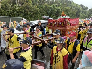 白沙屯媽祖換乘8人大轎  午後回宮最後一哩路