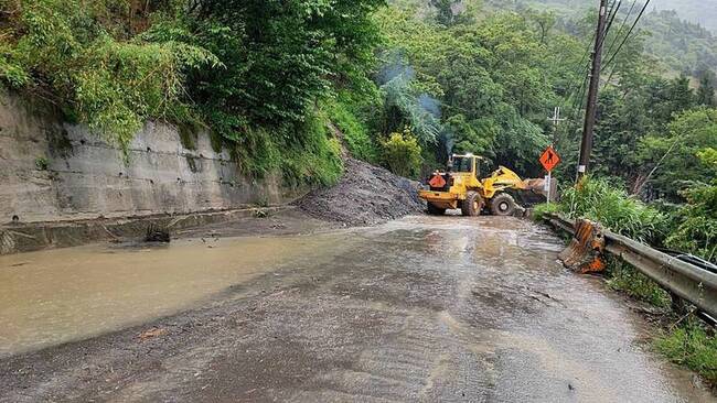 台中山區大雨中橫便道土石流阻斷搶通 單線雙向通行 | 華視新聞