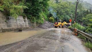 台中山區大雨中橫便道土石流阻斷搶通 單線雙向通行
