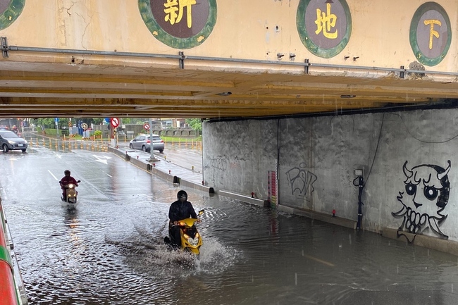 雨勢不停致抽水馬達故障 桃園中新地下道積水封鎖 | 華視新聞